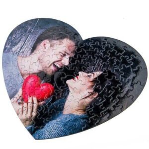 Rompecabezas de cartón con forma de corazón