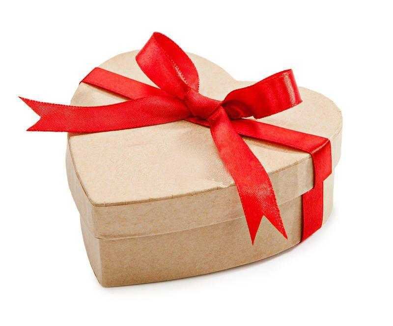 Caja forma de corazón decorado y con relleno de18.5X17.5X7.5CM Mediana