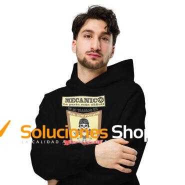 Sudadera Oversize Unisex: Comodidad y Estilo en una Prenda Diseño Holgado y Versátil Confeccionada con un 80% de algodón y un 20% de felpa de poliéster reciclado, esta sudadera oversize ofrece un corte holgado unisex que se adapta a cualquier silueta. Sus hombros caídos y su diseño sin cordón en la capucha la hacen ideal para lucir un estilo relajado y moderno. Calidez y Confort en Cada Uso La sudadera cuenta con una capucha forrada y un bolsillo de canguro en la parte delantera, proporcionando calidez y comodidad en los días más frescos. El canalé en los puños de la manga asegura un ajuste perfecto, manteniendo el calor corporal en todo momento. Sostenibilidad y Conciencia Ecológica Al estar fabricada con poliéster reciclado, esta sudadera contribuye a reducir el impacto ambiental. Con su diseño moderno y su compromiso con la sostenibilidad, esta sudadera oversize unisex es la elección perfecta para quienes valoran la moda consciente y responsable.