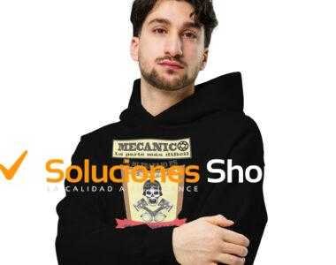 Sudadera Oversize Unisex: Comodidad y Estilo en una Prenda Diseño Holgado y Versátil Confeccionada con un 80% de algodón y un 20% de felpa de poliéster reciclado, esta sudadera oversize ofrece un corte holgado unisex que se adapta a cualquier silueta. Sus hombros caídos y su diseño sin cordón en la capucha la hacen ideal para lucir un estilo relajado y moderno. Calidez y Confort en Cada Uso La sudadera cuenta con una capucha forrada y un bolsillo de canguro en la parte delantera, proporcionando calidez y comodidad en los días más frescos. El canalé en los puños de la manga asegura un ajuste perfecto, manteniendo el calor corporal en todo momento. Sostenibilidad y Conciencia Ecológica Al estar fabricada con poliéster reciclado, esta sudadera contribuye a reducir el impacto ambiental. Con su diseño moderno y su compromiso con la sostenibilidad, esta sudadera oversize unisex es la elección perfecta para quienes valoran la moda consciente y responsable.