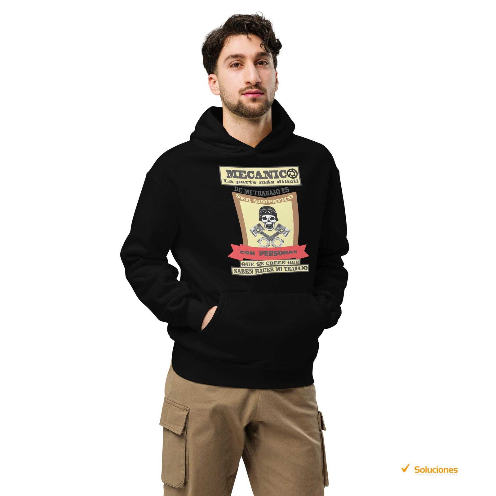 Sudadera Oversize Unisex: Comodidad y Estilo en una Prenda Diseño Holgado y Versátil Confeccionada con un 80% de algodón y un 20% de felpa de poliéster reciclado, esta sudadera oversize ofrece un corte holgado unisex que se adapta a cualquier silueta. Sus hombros caídos y su diseño sin cordón en la capucha la hacen ideal para lucir un estilo relajado y moderno. Calidez y Confort en Cada Uso La sudadera cuenta con una capucha forrada y un bolsillo de canguro en la parte delantera, proporcionando calidez y comodidad en los días más frescos. El canalé en los puños de la manga asegura un ajuste perfecto, manteniendo el calor corporal en todo momento. Sostenibilidad y Conciencia Ecológica Al estar fabricada con poliéster reciclado, esta sudadera contribuye a reducir el impacto ambiental. Con su diseño moderno y su compromiso con la sostenibilidad, esta sudadera oversize unisex es la elección perfecta para quienes valoran la moda consciente y responsable.