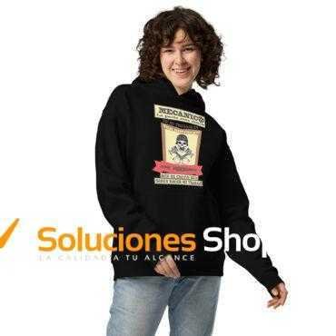 Sudadera Oversize Unisex: Comodidad y Estilo en una Prenda Diseño Holgado y Versátil Confeccionada con un 80% de algodón y un 20% de felpa de poliéster reciclado, esta sudadera oversize ofrece un corte holgado unisex que se adapta a cualquier silueta. Sus hombros caídos y su diseño sin cordón en la capucha la hacen ideal para lucir un estilo relajado y moderno. Calidez y Confort en Cada Uso La sudadera cuenta con una capucha forrada y un bolsillo de canguro en la parte delantera, proporcionando calidez y comodidad en los días más frescos. El canalé en los puños de la manga asegura un ajuste perfecto, manteniendo el calor corporal en todo momento. Sostenibilidad y Conciencia Ecológica Al estar fabricada con poliéster reciclado, esta sudadera contribuye a reducir el impacto ambiental. Con su diseño moderno y su compromiso con la sostenibilidad, esta sudadera oversize unisex es la elección perfecta para quienes valoran la moda consciente y responsable.
