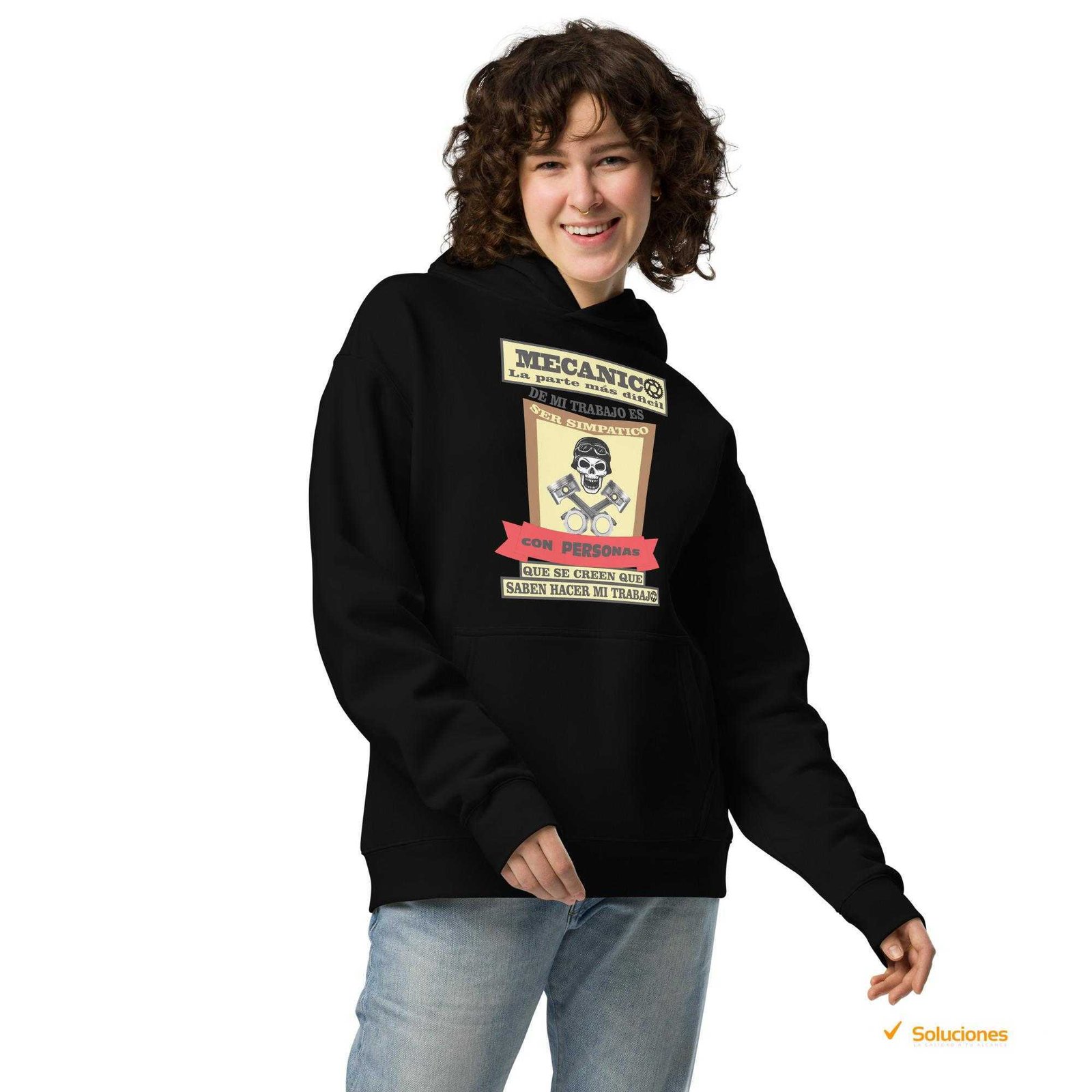 unisex-oversized-hoodie-black-front-66271c8bdedec.jpg Sudadera Oversize Unisex: Comodidad y Estilo en una Prenda Diseño Holgado y Versátil Confeccionada con un 80% de algodón y un 20% de felpa de poliéster reciclado, esta sudadera oversize ofrece un corte holgado unisex que se adapta a cualquier silueta. Sus hombros caídos y su diseño sin cordón en la capucha la hacen ideal para lucir un estilo relajado y moderno. Calidez y Confort en Cada Uso La sudadera cuenta con una capucha forrada y un bolsillo de canguro en la parte delantera, proporcionando calidez y comodidad en los días más frescos. El canalé en los puños de la manga asegura un ajuste perfecto, manteniendo el calor corporal en todo momento. Sostenibilidad y Conciencia Ecológica Al estar fabricada con poliéster reciclado, esta sudadera contribuye a reducir el impacto ambiental. Con su diseño moderno y su compromiso con la sostenibilidad, esta sudadera oversize unisex es la elección perfecta para quienes valoran la moda consciente y responsable.