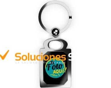 Sorprende con un detalle único, original y funcional. Nuestros llaveros metálicos personalizados son perfectos para regalar, promocionar tu marca o llevar tu estilo a todas partes. Puedes elegir entre paquetes de 3, 6 o 12 unidades y personalizar cada uno con diseños iguales o diferentes, según tu gusto o necesidad. Ya sea con un nombre, frase, imagen, logo o diseño gráfico, tus llaveros serán únicos. Fabricados con materiales resistentes, cuentan con acabado metálico brillante y área para sublimación de alta calidad. ¡Ideales para empresas, eventos, regalos corporativos o detalles creativos! ✅ Características principales: Personalización total en cada unidad: foto, logo, frase o diseño Puedes elegir todos iguales o cada uno diferente Sublimación de alta calidad a todo color Estructura metálica resistente y duradera Aros y gancho incluidos, listos para usar 📦 Ficha técnica del producto: Material: Cuerpo metálico con inserto sublimable Forma disponible: Circular (otros consultar) Tamaño del diseño: Área sublimable de aprox. 2.5 – 3 cm Técnica: Impresión por sublimación Incluye: Aro metálico + argolla Cantidad por paquete: 3, 6 o 12 unidades Personalización: Diseños iguales o diferentes según tu preferencia Uso: Promocional, regalo personalizado, empresarial, decorativo