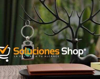 Sorprende con un detalle único, original y funcional. Nuestros llaveros metálicos personalizados son perfectos para regalar, promocionar tu marca o llevar tu estilo a todas partes. Puedes elegir entre paquetes de 3, 6 o 12 unidades y personalizar cada uno con diseños iguales o diferentes, según tu gusto o necesidad. Ya sea con un nombre, frase, imagen, logo o diseño gráfico, tus llaveros serán únicos. Fabricados con materiales resistentes, cuentan con acabado metálico brillante y área para sublimación de alta calidad. ¡Ideales para empresas, eventos, regalos corporativos o detalles creativos! ✅ Características principales: Personalización total en cada unidad: foto, logo, frase o diseño Puedes elegir todos iguales o cada uno diferente Sublimación de alta calidad a todo color Estructura metálica resistente y duradera Aros y gancho incluidos, listos para usar 📦 Ficha técnica del producto: Material: Cuerpo metálico con inserto sublimable Forma disponible: Circular (otros consultar) Tamaño del diseño: Área sublimable de aprox. 2.5 – 3 cm Técnica: Impresión por sublimación Incluye: Aro metálico + argolla Cantidad por paquete: 3, 6 o 12 unidades Personalización: Diseños iguales o diferentes según tu preferencia Uso: Promocional, regalo personalizado, empresarial, decorativo