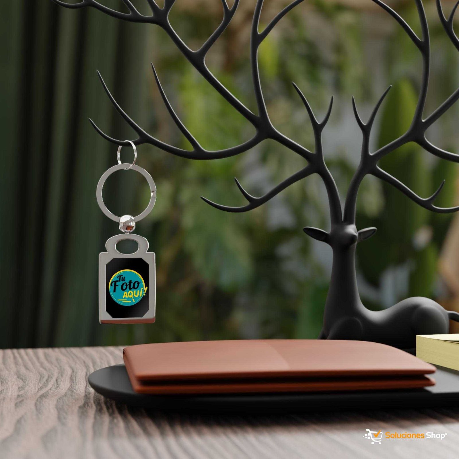 Sorprende con un detalle único, original y funcional. Nuestros llaveros metálicos personalizados son perfectos para regalar, promocionar tu marca o llevar tu estilo a todas partes. Puedes elegir entre paquetes de 3, 6 o 12 unidades y personalizar cada uno con diseños iguales o diferentes, según tu gusto o necesidad. Ya sea con un nombre, frase, imagen, logo o diseño gráfico, tus llaveros serán únicos. Fabricados con materiales resistentes, cuentan con acabado metálico brillante y área para sublimación de alta calidad. ¡Ideales para empresas, eventos, regalos corporativos o detalles creativos! ✅ Características principales: Personalización total en cada unidad: foto, logo, frase o diseño Puedes elegir todos iguales o cada uno diferente Sublimación de alta calidad a todo color Estructura metálica resistente y duradera Aros y gancho incluidos, listos para usar 📦 Ficha técnica del producto: Material: Cuerpo metálico con inserto sublimable Forma disponible: Circular (otros consultar) Tamaño del diseño: Área sublimable de aprox. 2.5 – 3 cm Técnica: Impresión por sublimación Incluye: Aro metálico + argolla Cantidad por paquete: 3, 6 o 12 unidades Personalización: Diseños iguales o diferentes según tu preferencia Uso: Promocional, regalo personalizado, empresarial, decorativo