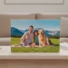 Rompecabezas personalizado impreso con fotografía familiar de alta resolución sobre mesa de madera.